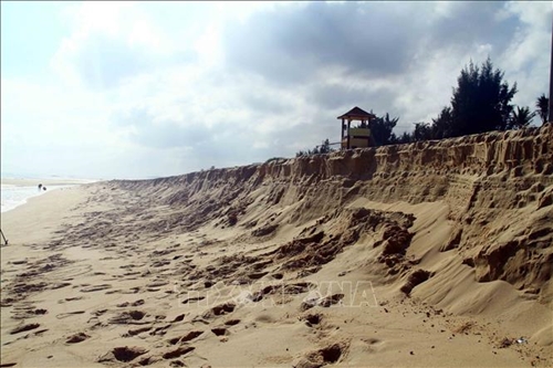 Quảng Bình: Nước biển xâm thực bất thường, gây sạt lở tại bãi biển Bảo Ninh